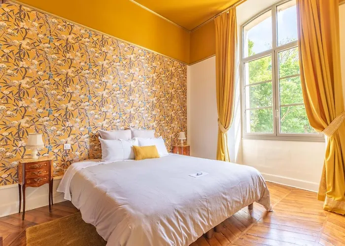 D'hotes Vichy : Chateau De 4* Charmeil