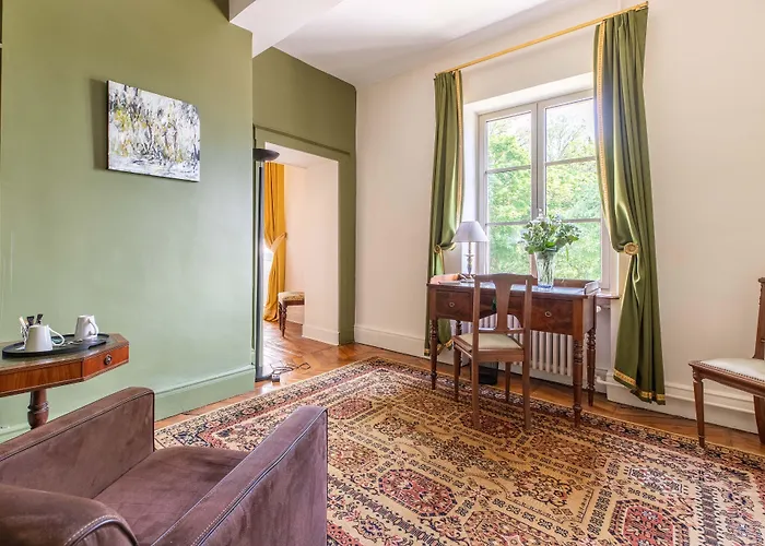 D'hotes Vichy : Chateau De Bed & Breakfast 4*